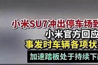 勒沃库森vs拜仁开球前，球迷向场内投掷杂物导致比赛暂缓开始